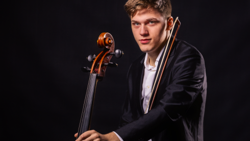 Il giovanissimo Ettore Pagano debutta ai Pomeriggi Musicali nel concerto per violoncello di Šostakovič